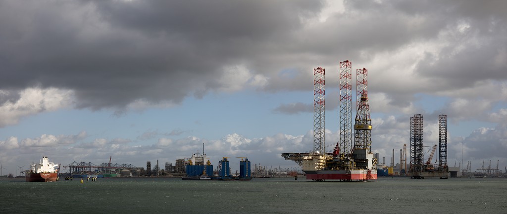 europoort maasvlakte rotterdam botlek haven scheepvaart industrie fabrieken marine transport overslag terminal portlantis ferry centrale